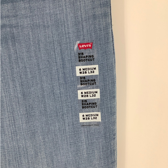 Levis Women's 28 Blue Light Wash Denim 315 Shaping Bootcut Jeans Mid Rise L3-3 - Picture 6 of 9